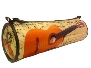 Piórnik z gitarą klasyczną